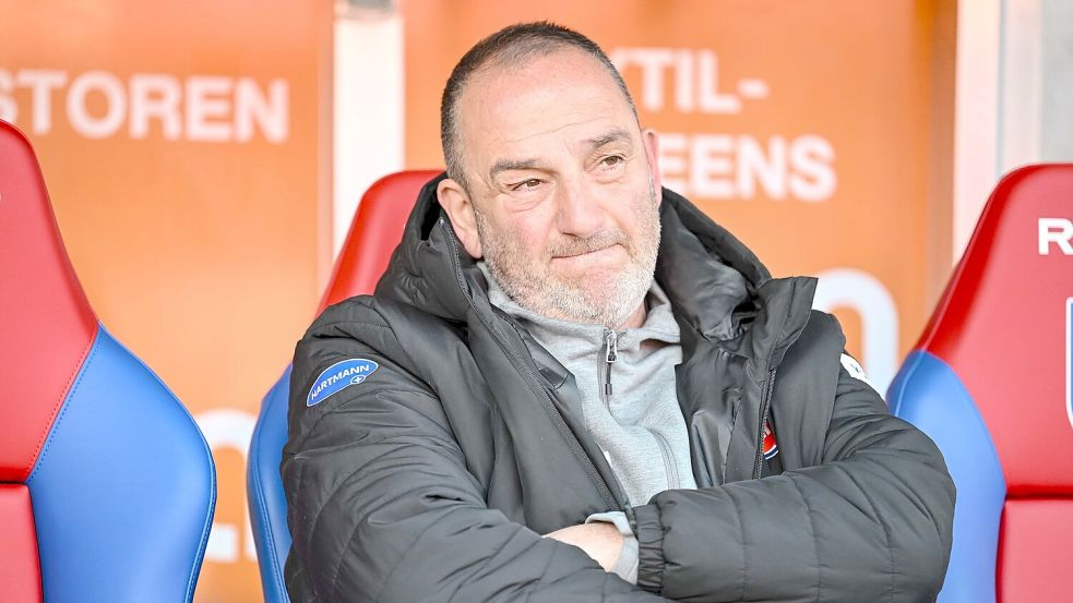 Heidenheims Trainer Frank Schmidt steht mit seinem Team unter Druck. Foto: Harry Langer