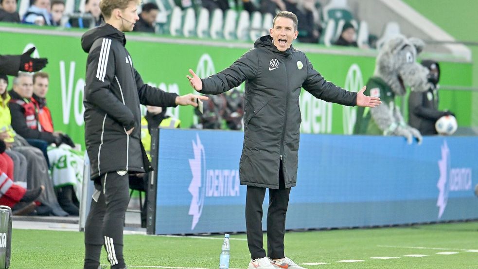 Interimscoach Daniel Bauer kassierte mit dem VfL Wolfsburg eine bittere Niederlage. Foto: Swen Pförtner