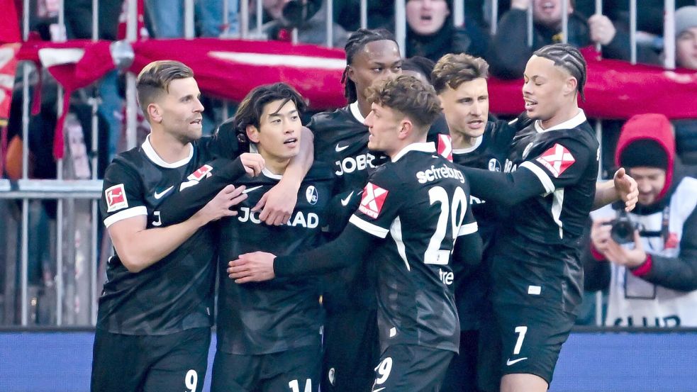 Am Anfang jubelten die Freiburger, hier mit Torschütze Yuito Suzuki (2.v. links), in München, dann gab es doch die gewohnte Niederlage. Foto: Sven Hoppe