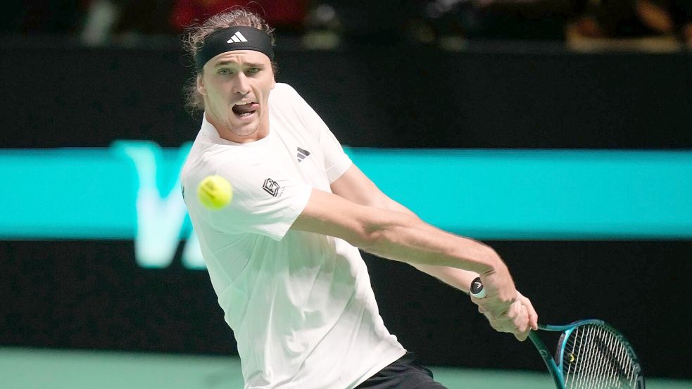 Volle Konzentration auf den Ball und den Schlag: Alexander Zverev Foto: Luca Bruno/AP/dpa