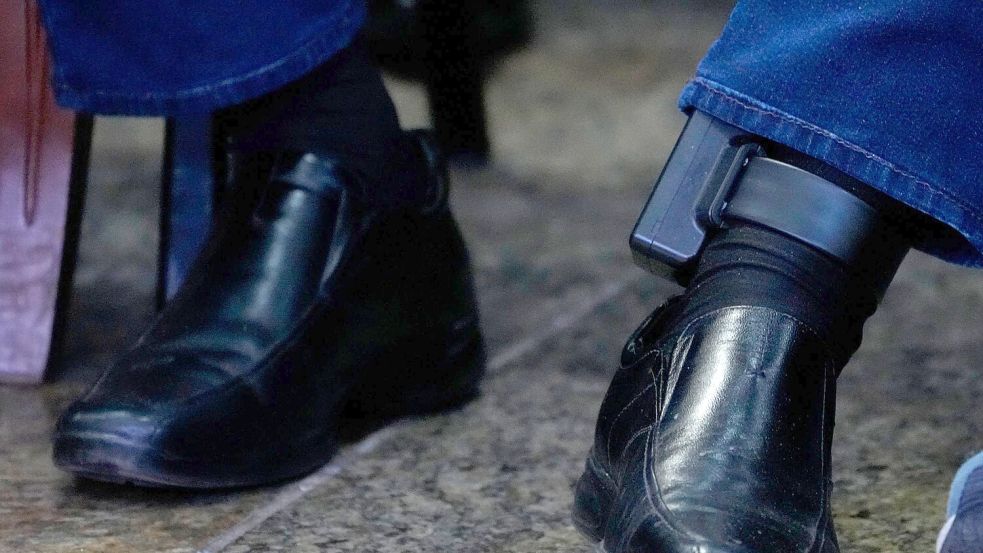 Die elektronische Fußfessel an Bolsonaros linkem Knöchel sorgt für Diskussionsstoff. (Archivbild) Foto: Eraldo Peres/AP/dpa