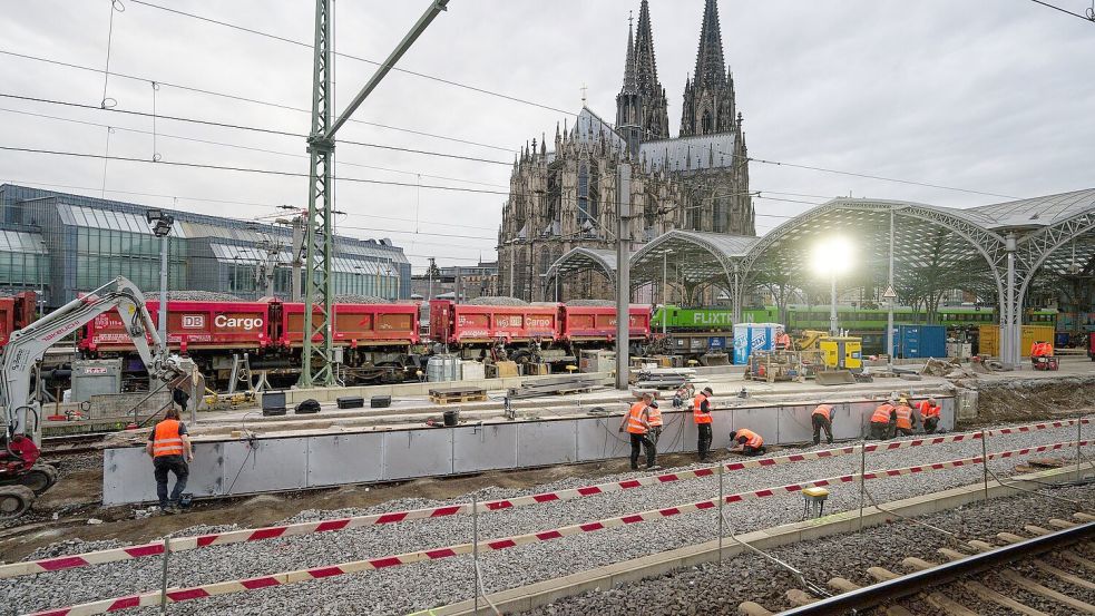 120 Arbeiter haben am Hauptbahnhof neben dem Kölner Dom Gleise und Oberleitungen erneuert. (Archivbild) Foto: Henning Kaiser