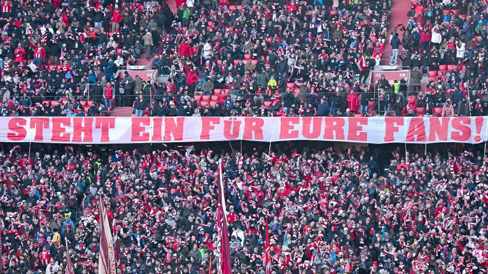 Ein Fan-Plakat in der Münchner Arena. Foto: Sven Hoppe
