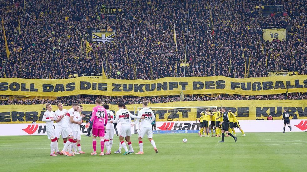 Auch in Dortmund protestierten die Fans: „Soll das die Zukunft des Fußballs sein?“ Foto: Bernd Thissen