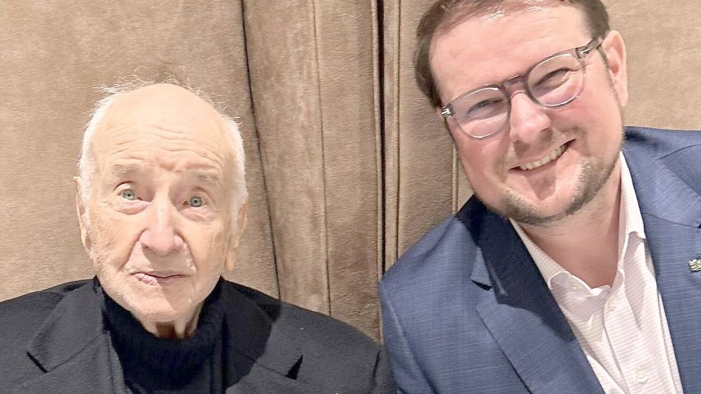 Emdens Oberbürgermeister Tim Kruithoff traf in Emden auf den Hollywood-Star Armin Müller-Stahl. Der mittlerweile 94-jährige Schauspieler hat hier seine Ausstellung „Nacht und Tag auf der Erde“ eröffnet, die sich Interessierte bis zum 12. April 2026 in der Emder Kunsthalle ansehen können. Foto: Privat
