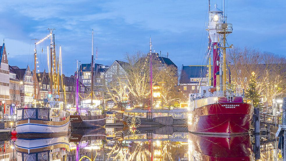 Der weihnachtlich beleuchtete Ratsdelft in Emden. Foto: Stadt Emden