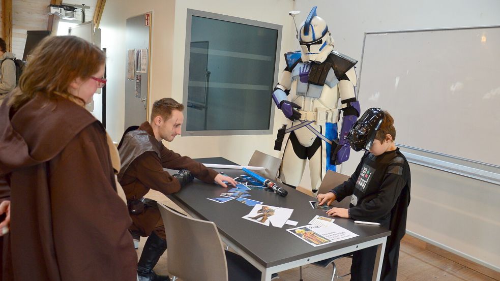 Als Stormtrooper oder auch als Darth Vader – in der Stadtbibliothek Leer waren am Samstag viele Figuren aus Star Wars unterwegs. Foto: Hannah Lehmann