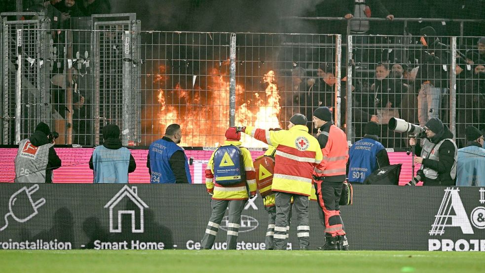 Im Gäste-Block des Kölner Stadions brach am Samstagabend ein Feuer aus. Foto: Federico Gambarini