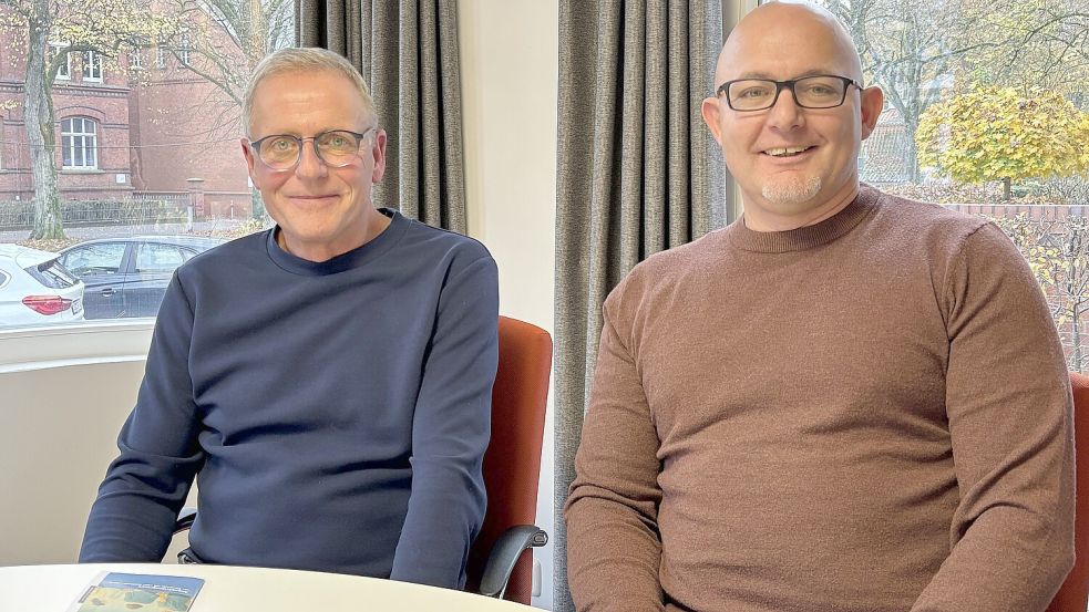 Stefan Scheebaum (links), Geschäftsführer der Ostfriesischen Gesellschaft, und Sucht- und Sozialtherapeut Ingo Oldenettel wollen Entlastung für Angehörige von Suchterkrankten bieten. Foto: Karin Böhmer