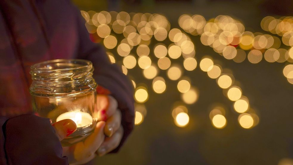 Ein Lichtermeer vor der Arche Osnabrück an der Bremer Straße. Das Licht steht für die Kinder – für ihre Träume, ihre Hoffnung, ihre Zukunft. Foto: Swaantje Hehmann