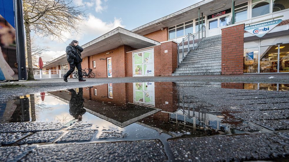Einer der Aufgänge in das Obergeschoss liegt zum Rathausplatz hin. Diese Fläche soll später ansprechender gestaltet werden. Foto: Klaus Ortgies