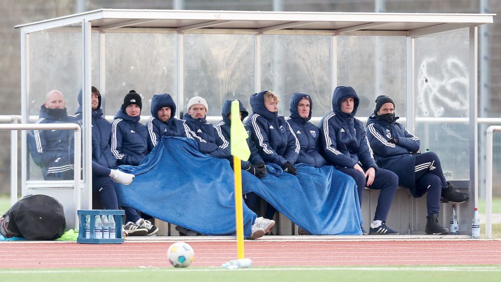 Bei winterlichem Wetter war die Kickers-Bank auch nach dem Wechsel „dick eingepackt“. Foto: Jens Doden/ Emden