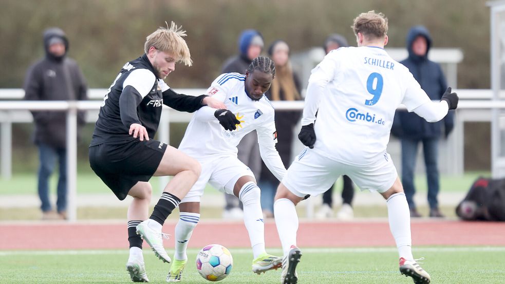 Michael Igwe und David Schiller im Zweikampf mit einem Heeslinger. Foto Jens Doden/ Emden