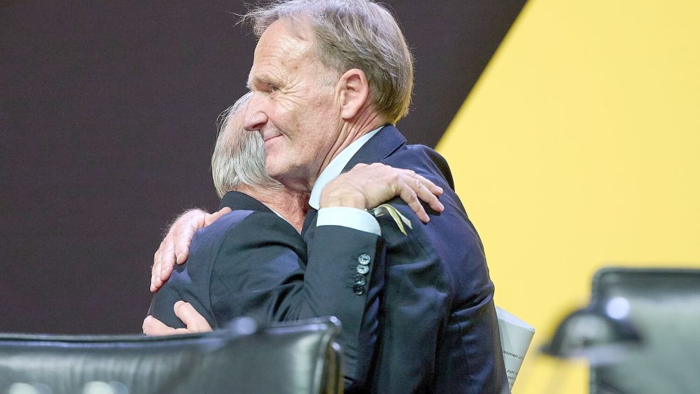Auf der Bühne versöhnten sich der bisherige Präsident Reinhold Lunow und sein Nachfolger Hans-Joachim Watzke öffentlich Foto: Bernd Thissen