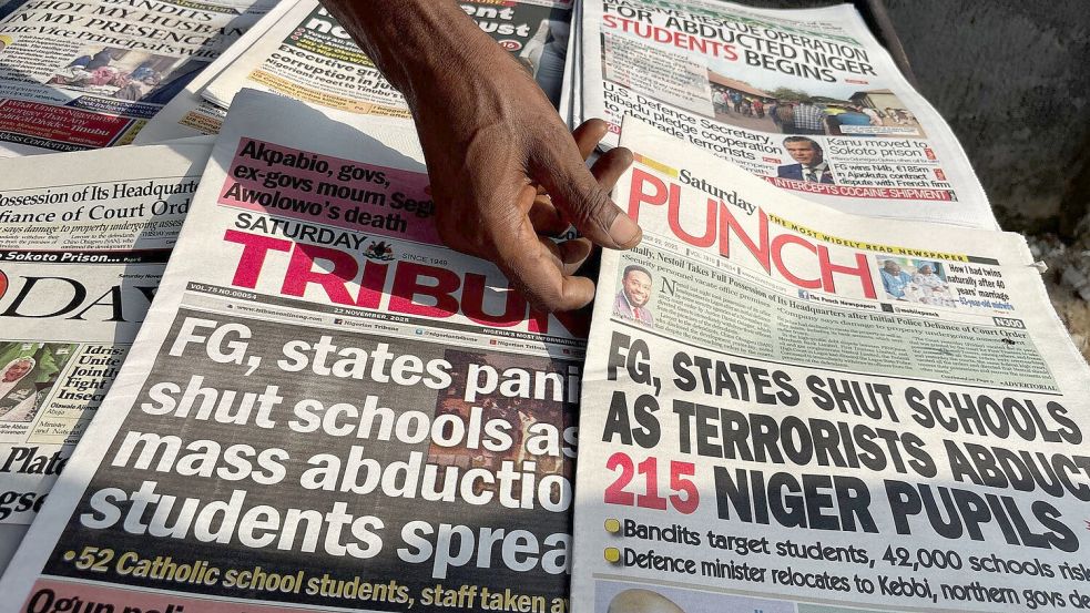 Sowohl kriminelle Banden als auch Terrormilizen entführen immer wieder Schulkinder in Nigeria. (Archivbild) Foto: Sunday Alamba/AP/dpa