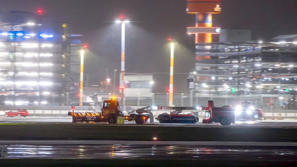 Die Straßen Hamburgs sind vom ersten Schnee der Wintersaison überzogen. Foto: René Schröder
