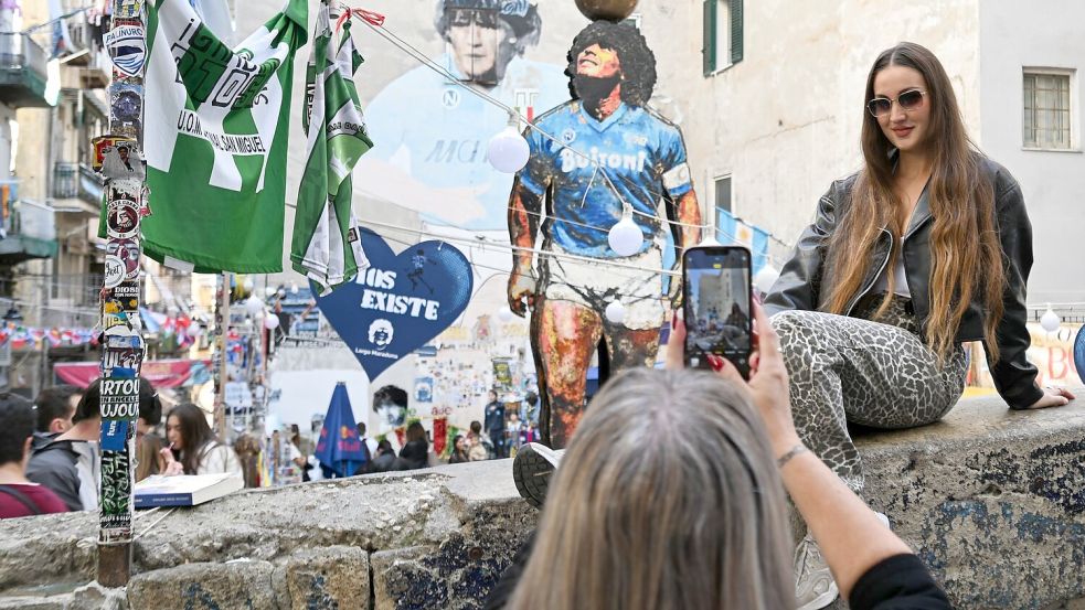 Der Largo Maradona gehört zu den wichtigsten Touristenattraktionen Neapels. (Archivbild) Foto: Arne Dedert