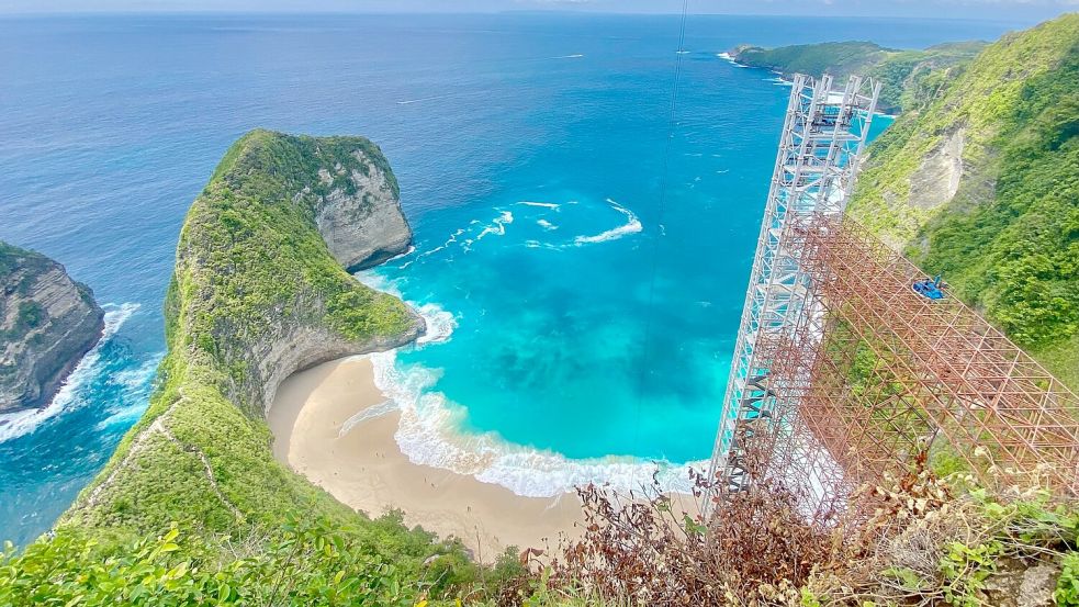 Der Kelingking Beach mit dem T-Rex-Felsen ist ein weltbekanntes Fotomotiv - aber der halbfertige Bau des Glasaufzugs verschandelt den Ausblick. Nun soll er wieder abgerissen werden. Foto: Putu Utami/dpa