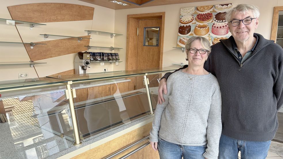 Marion und Georg Bojert stehen in ihrer jetzt menschenleeren Bäckerei. Auch im Verkaufstresen und in den Regalen herrscht nun gähnende Leere. Foto: Susanne Ullrich