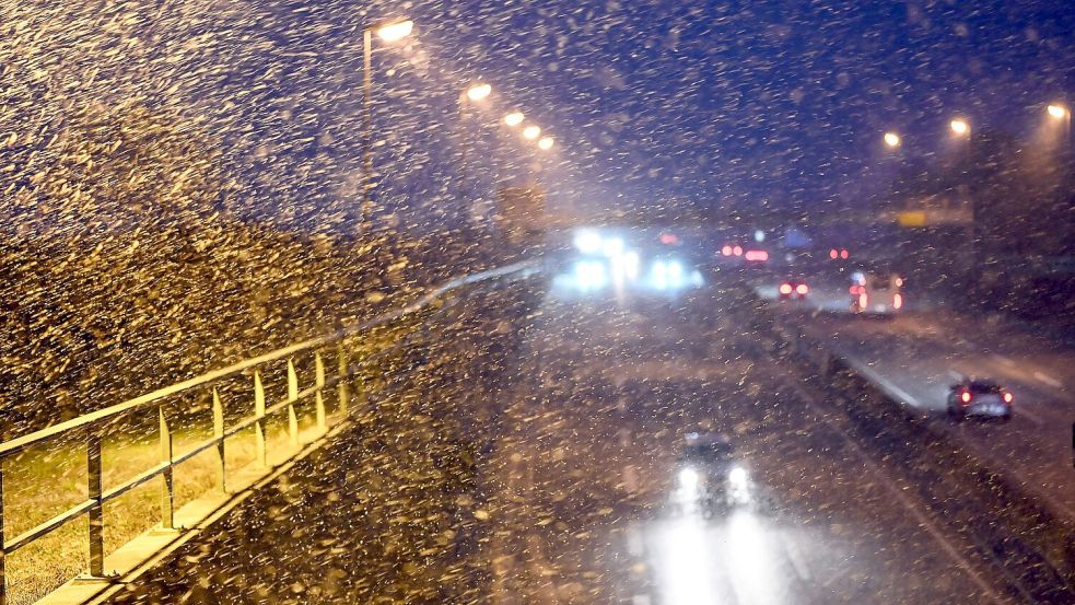 Wie hier auf der A31 im Emsland gab es im Nordwesten oft schwierige Bedingungen auf den Straßen. Foto: Lars Penning