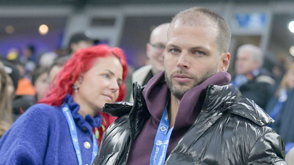 Dana und Dennis Diekmeier hat vor ein paar Wochen einen emotionalen Auftritt im Hamburger Volksparkstadion. Foto: IMAGO/Jan Huebner