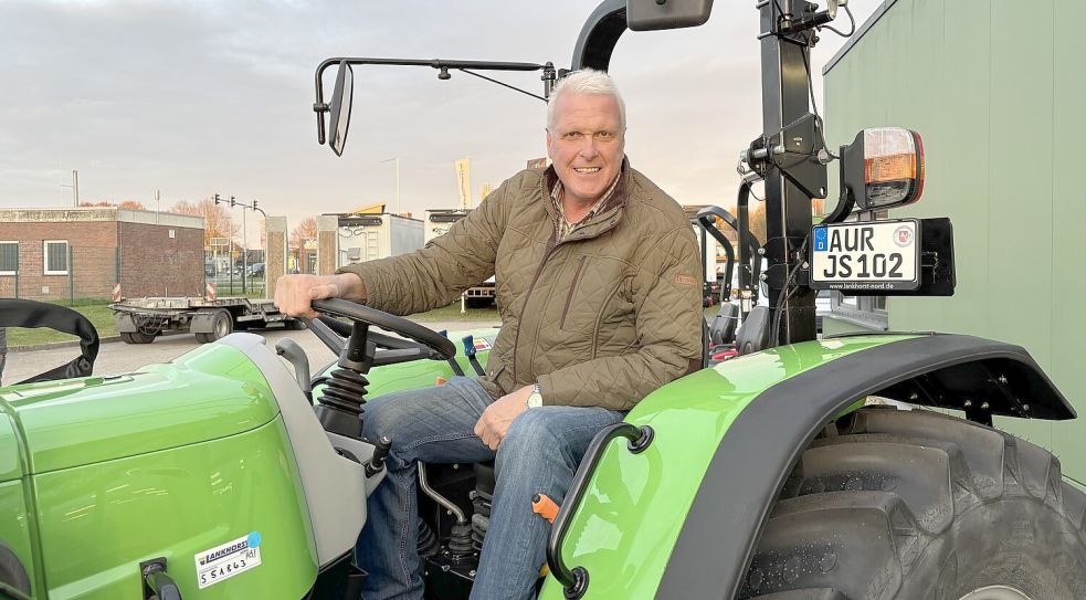 Der Vorsitzende der Auricher Jägerschaft, Gernold Lengert, auf dem neuen Trecker. Foto: Lasse Paulsen
