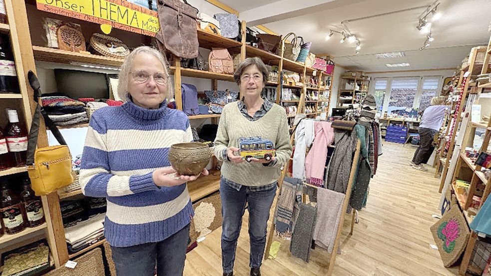 Susanne Schneider (links) und Marianne Kirsch-Tiffert vom Vorstand des Vereins Namasté Aurich haben die Ausstellung „Weltladengeschichten“ mit vorbereitet und Exponate zusammengetragen. Darunter das Reismaß, in dem in Indien die Tagesmenge Reis für eine Familie abgemessen wurde. Foto: Karin Böhmer