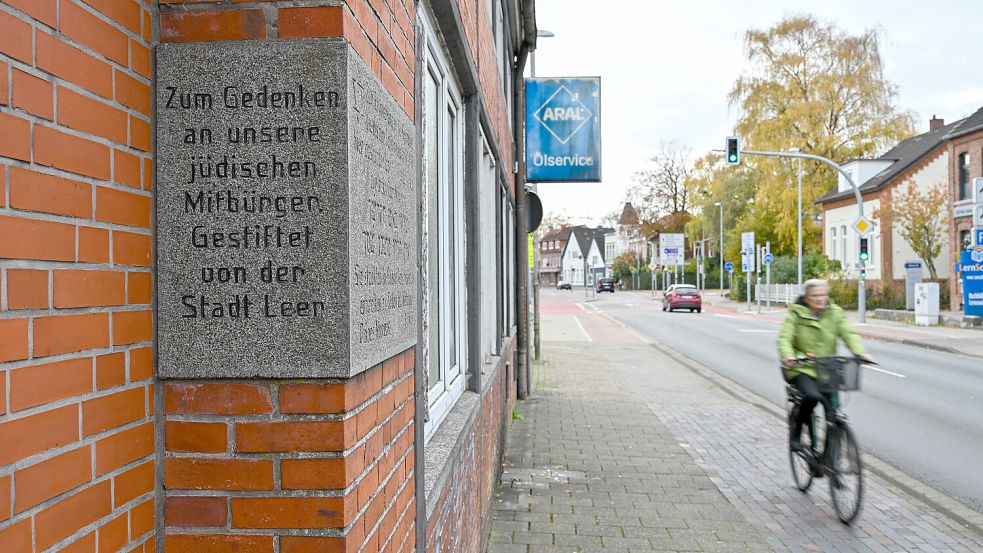 Am ehemaligen Synagogengrundstück an der Heisfelder Straße in Leer weist nur ein grauer Stein darauf hin, dass hier bis 1938 das jüdische Gotteshaus stand. Foto: Klaus Ortgies/Archiv