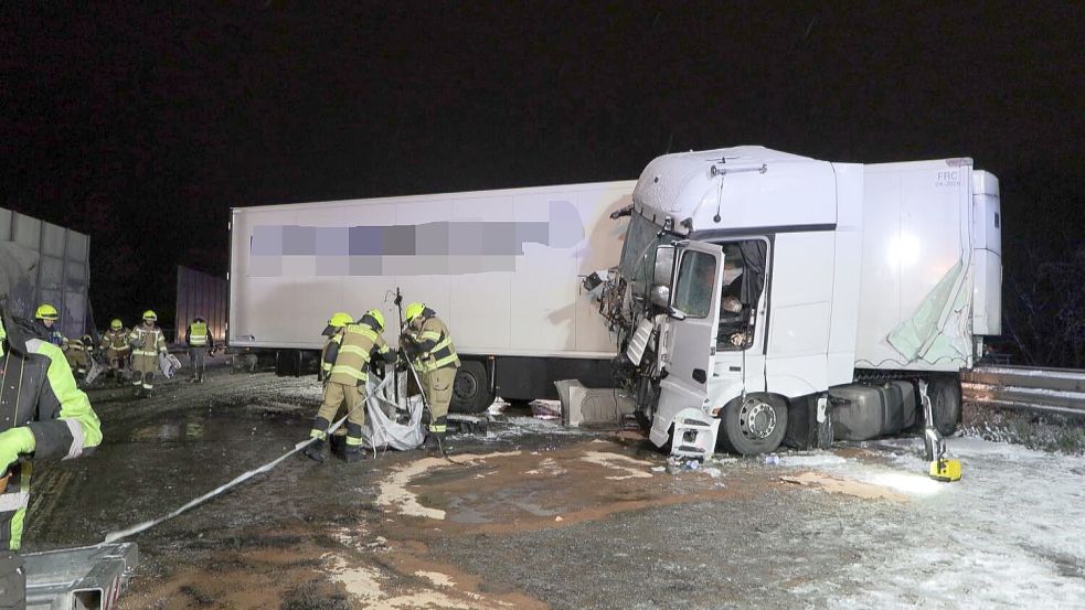 Der schwerwiegendste Glätteunfall ereignete sich am Samstagabend auf der A1 in Bremen. Ein Sattelzug geriet ins Schleudern und blockierte alle Fahrspuren in Richtung Hamburg. Foto: Nonstopnews