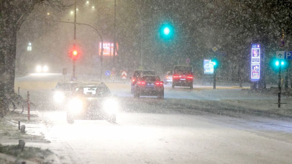 Kurzfristig wird es rutschig auf den Straßen in Hamburg. Foto: Bodo Marks