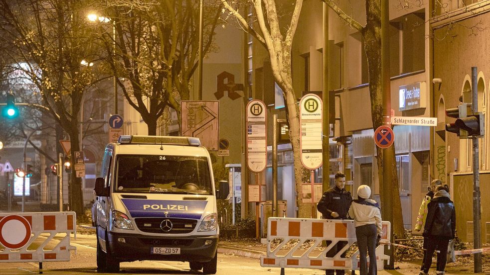 Die Polizei passt auf: Näher als 1000 Meter darf kein normaler Bürger an die Blindgänger heran, wenn im Osnabrücker Lokviertel Bomben entschärft werden. Hier ein Bild von der Bombenräumung am 9. November 2025. Foto: Sebastian Dannenberg