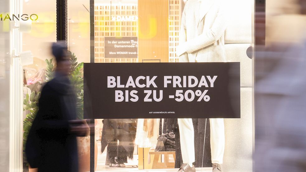 Viele Shops locken zum „Black Friday“ am 28. November mit vermeintlich günstigen Angeboten. Doch gerade im Netz stecken hinter manchen davon Betrüger. Foto: IMAGO/aal.photo