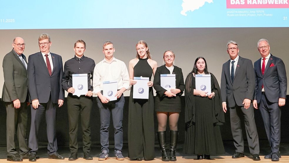 Eckhard Stein (links), Albert Lienemann (2. von links), Mike Schneider (rechts) und Jörg Frerichs (2. von rechts), Hauptgeschäftsführer der Handwerkskammer, gratulierten den diesjährigen ostfriesischen Landessiegerinnen und -siegern: René Meinen (von links), Hauke Tierel, Anja Thomßen, Ruth Rebecca Maas und Laura Müthrath. Es fehlen: Lasse Blankenburg, Felix Jeongu Bruckmann und Tobias Reinken. Foto: Sonja Schröder/Megafoto