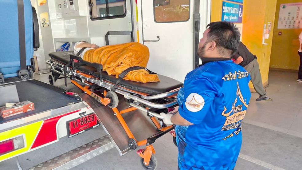 Die Frau wurde ins Krankenhaus gebracht - offenbar litt sie unter einem niedrigen Blutzuckerspiegel. Foto: Uncredited/Wat Rat Prakhong Tham