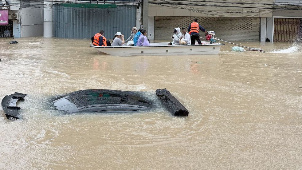 Viele Menschen sind nur noch mit Booten erreichbar. Foto: Uncredited/AP/dpa