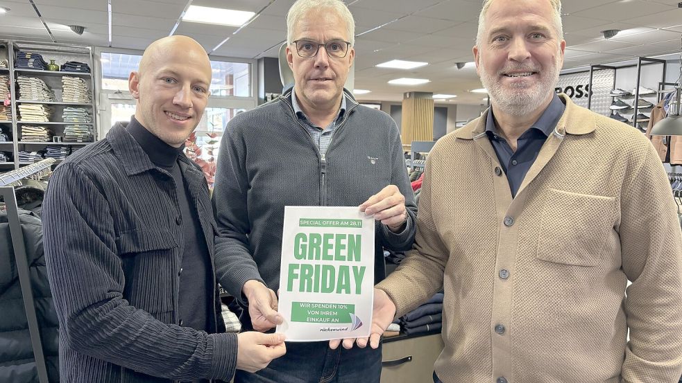 Thies (links) und Thomas Kruse (rechts) wollen mit dem Green Friday Uwe Tellkamp und das Projekt Rückenwind unterstützen. Foto: Dirk Hellmers