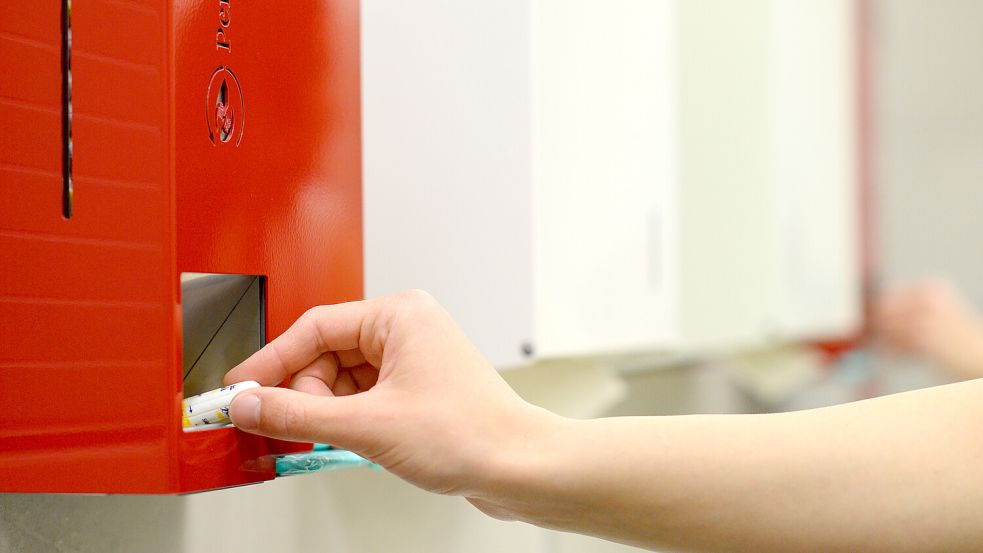 In Spendern der Firma Periodically finden Schülerinnen der weiterbildenden Schulen Tampons und Binden. Foto: DPA