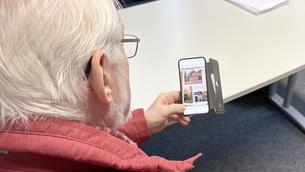 Auf seinem Handy hat Helmut Strankmeyer Fotos eine Sammlung vom Haus seiner Großeltern mitgebracht. Foto: Björn Klüver