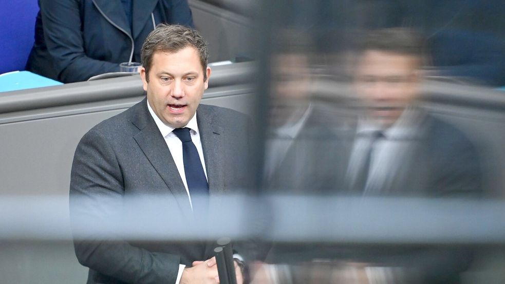 Klingbeil verteidigte seinen Etat. Foto: Elisa Schu/dpa