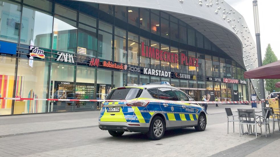 Die Drohmails lösten große Polizeieinsätze aus - etwa im Mai 2024 in Essen. (Archivbild) Foto: Florentine Dame/dpa