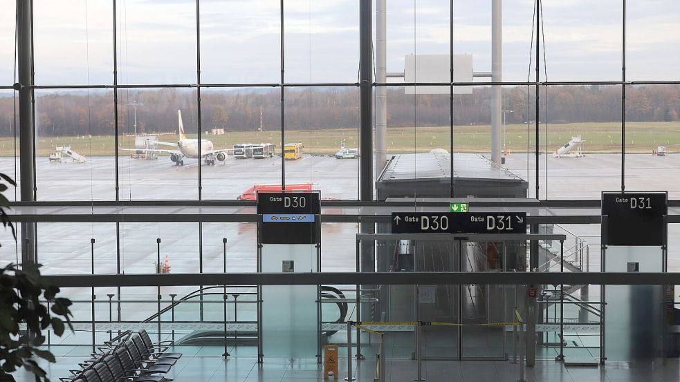 Notausgänge führen zum Rollfeld. Foto: Sascha Thelen