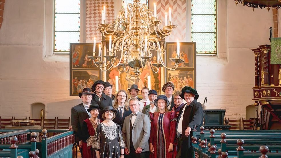 14 Laienschauspieler bringen das Theaterstück auf die Bühne. Foto: Maike Vará