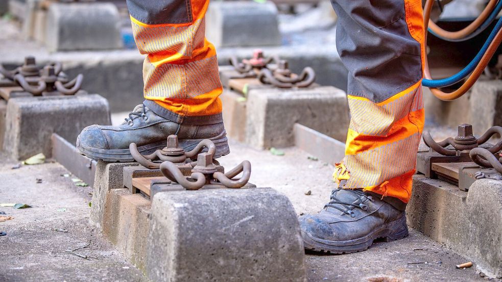 Die Arbeiter waren laut Polizei mit Gleisarbeiten in der Oberpfalz beschäftigt. (Symbolbild) Foto: Jens Büttner