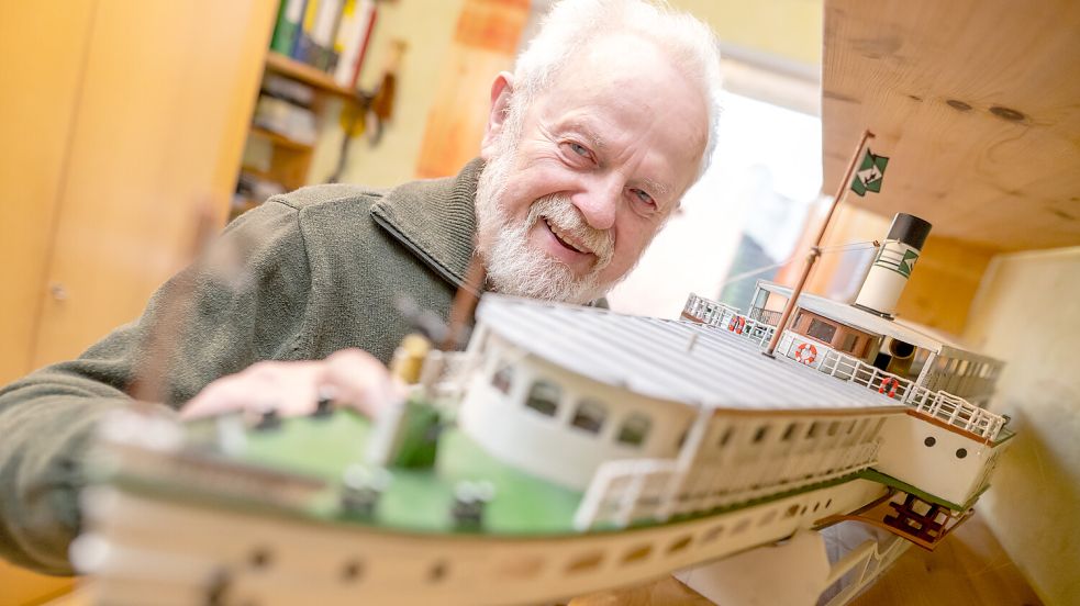 Der Elbdampfer bekommt noch eine passende Beleuchtung. Nebenher wartet schon das nächste Projekt auf Hans Sikora. Foto: Klaus Ortgies