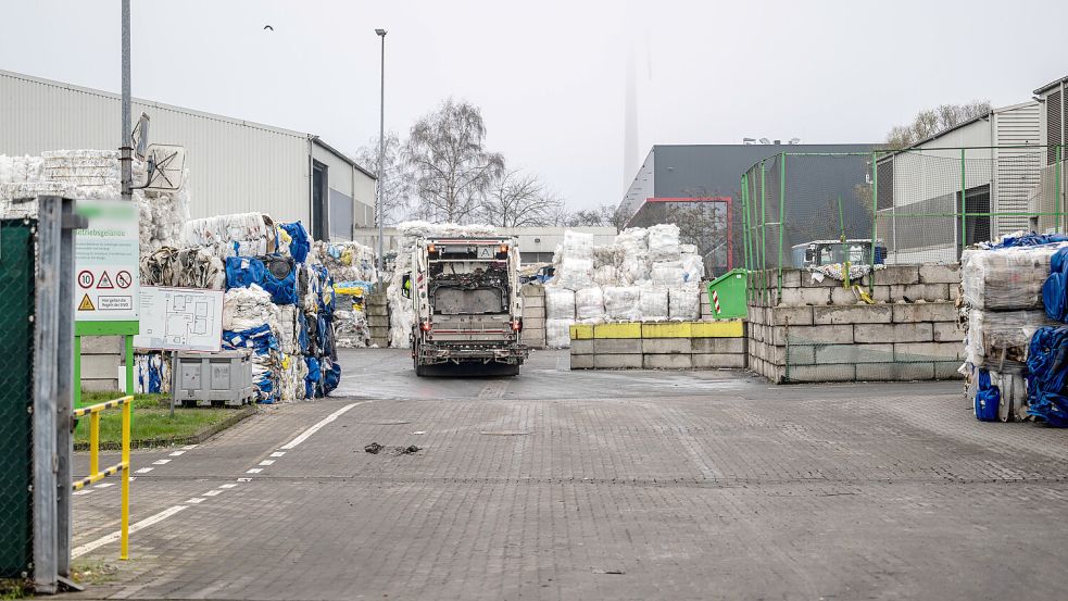 Mitarbeiter eines Bremer Entsorgungsbetriebs haben die Leiche eines Säuglings beim Sortieren von Abfällen gefunden. Foto: Sina Schuldt / dpa