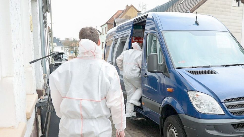 Die Spurensicherung der Polizei ist im Einsatz. Foto: Brandon Lee Posse/dpa