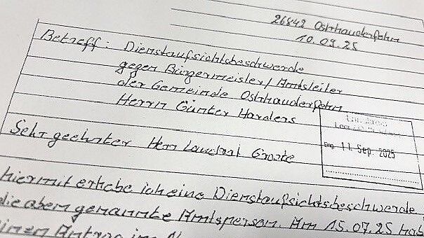 Die Dienstaufsichtsbeschwerde des Ostrhauderfehner Einwohners ist im Bürgerinformationssystem der Gemeinde öffentlich einsehbar, jedoch anonymisiert. Das Schreiben ging zunächst an Landrat Matthias Groote. Zuständig ist jedoch der Gemeinderat als Dienstvorgesetzter von Günter Harders. Foto: Henrik Zein