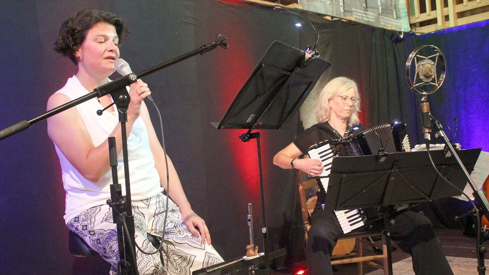 Edda Liebermann (links) und Frauke Stenger begeisterten bereits im September 2025 als Duo Edda & Flute das Publikum im Gulfhof Ihnen. Auch sie werden beim Folkfestival zum Jahresende dabei sein. Foto: Günther Niet