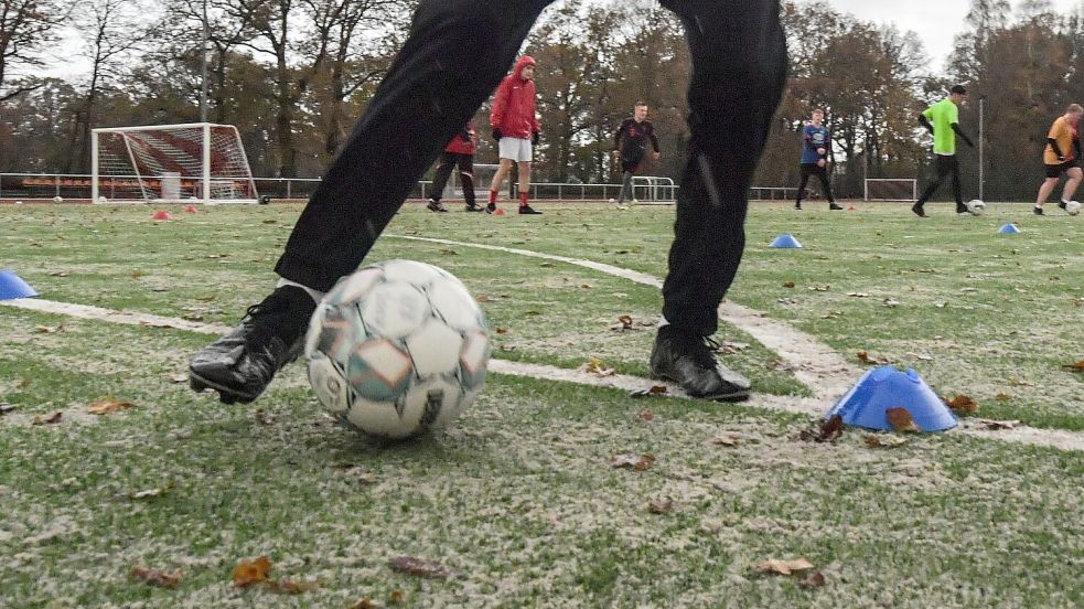 In Leer heißt es in den Wintermonaten oft: Platz gesperrt. Die Leeraner Vereine hoffen darauf, dass der Platz von Borussia Leer in einen neuen Kunstrasenplatz umgebaut wird. Archivfoto: Ortgies