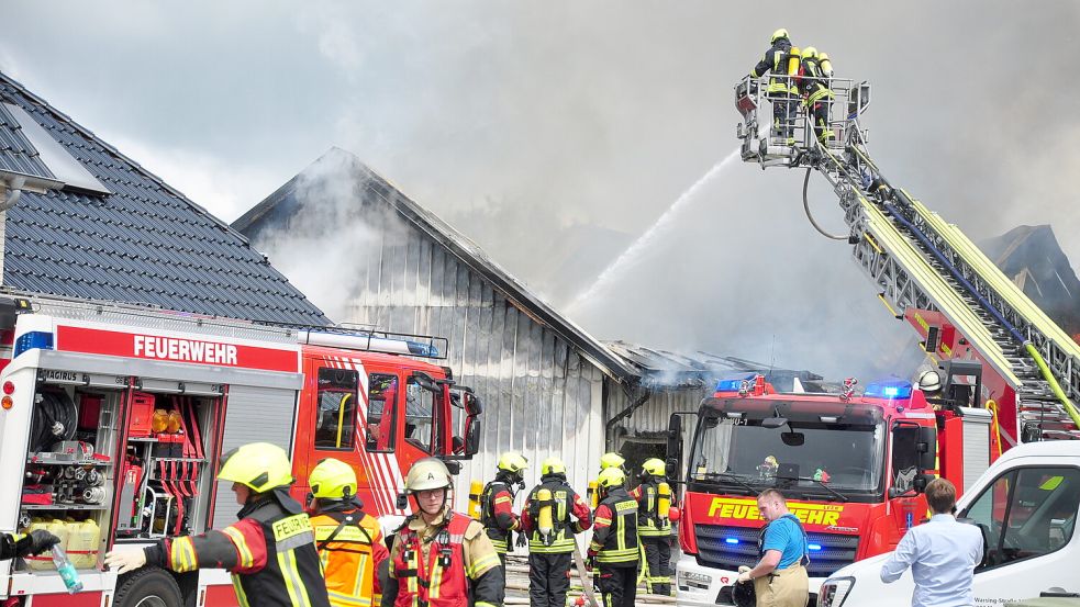 Schutzjacken, Handschuhe, Helme – die persönliche Schutzausrüstung der Feuerwehrleute wird in einem Einsatz beansprucht. Foto: Bodo Wolters/Archiv
